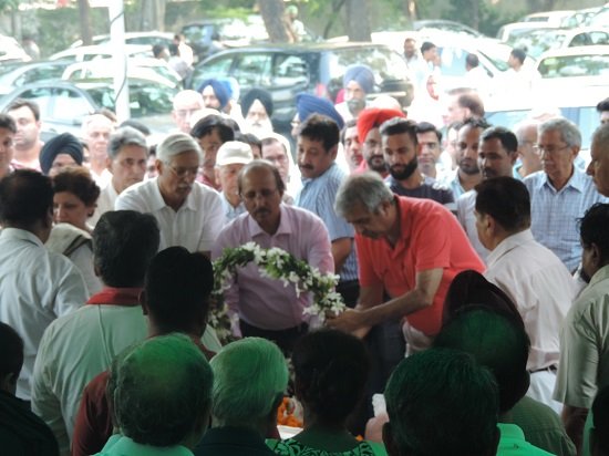 It Pours Love, Affection &#038; Respect At Cremation Ground, Lifeinchd