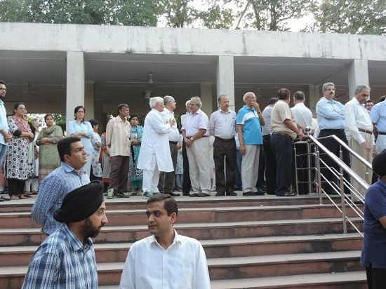 It Pours Love, Affection &#038; Respect At Cremation Ground, Lifeinchd